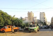 آلية تابعة لشركة لافاجيت ترش المبيدات الحشرية في مدينة طرابلس